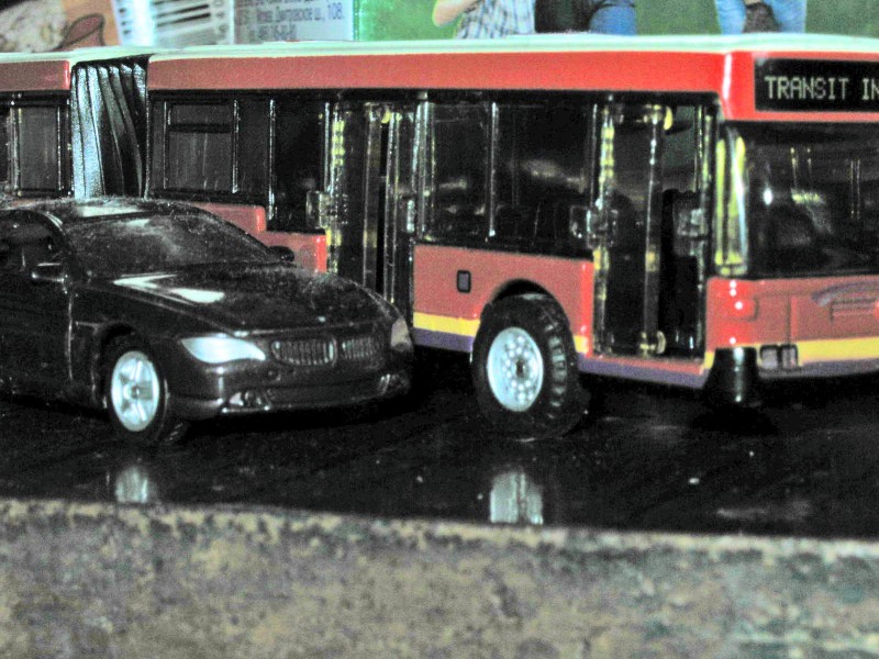 China scale model BMW 645ci and bus (471:)) //p.11 of 23